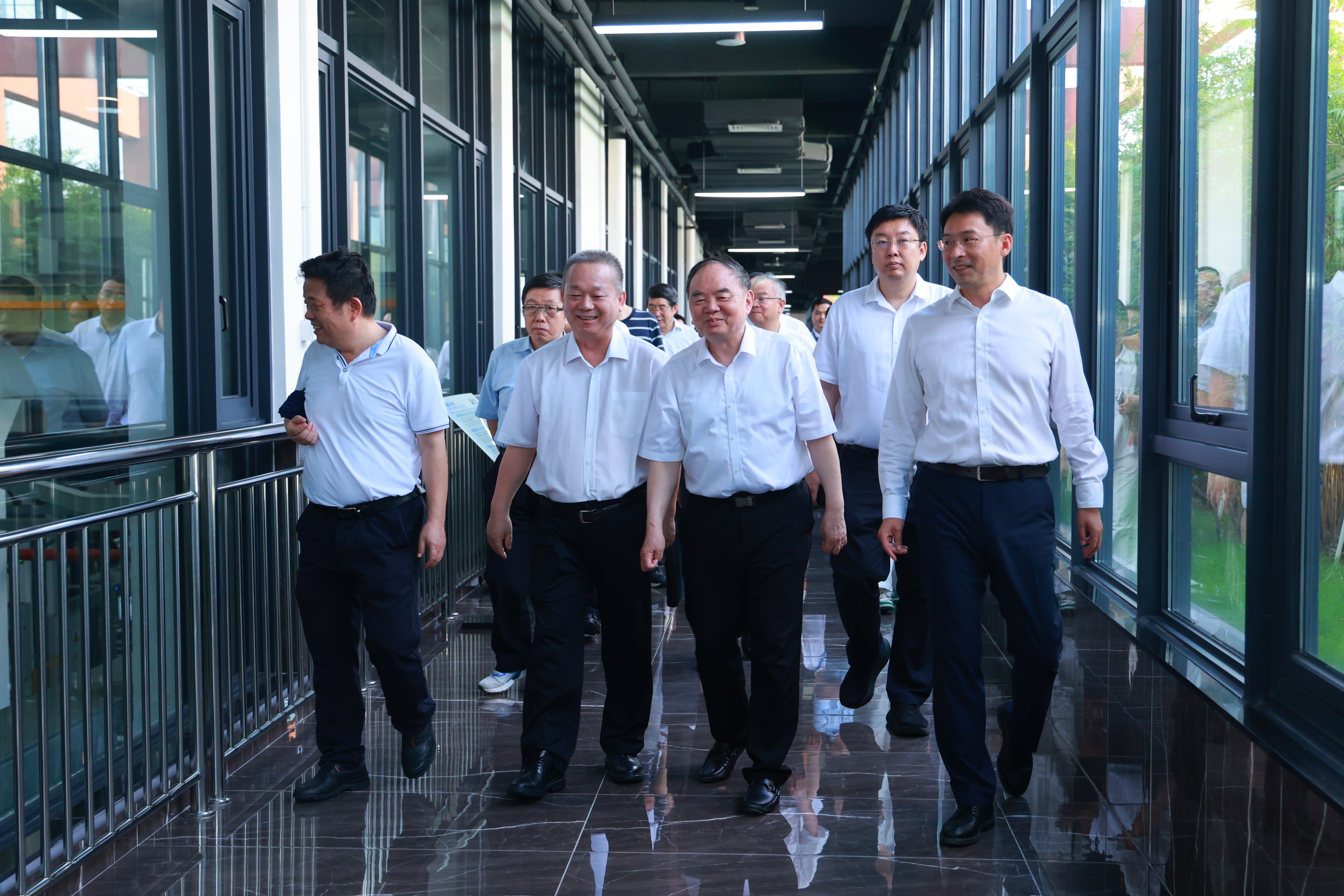 中國工程院周濟院士一行蒞臨中海萬泰調(diào)研指導(dǎo)